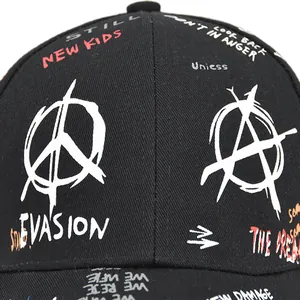 Schwarze Streetstyle Baseballkappe mit weißem und rotem Graffiti-Aufdruck aus Baumwoll-Twill