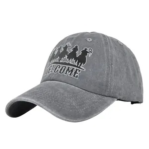 Detalle de gorra de béisbol de algodón gris lavado con silueta de jinetes y bordado Welcome