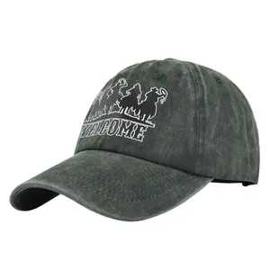 Detalle de gorra vintage de lona lavada con bordado welcome y motivos de jinetes a caballo