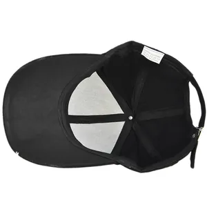 Vue interne montrant les coutures en coton et la sangle réglable de la casquette 66