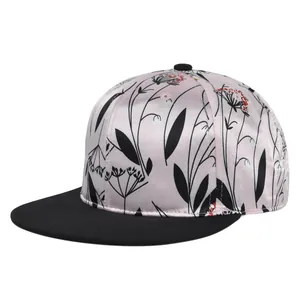Detail der rosa Satin-Struktur mit Blumenmuster und hochwertigen Nähten am Snapback Cap