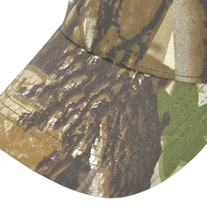 Makrodetail aus Camouflage-Stoff und verstärkten Nähten an der Baseballkappenkrempe