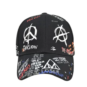 Schwarze Baseballkappe mit Graffiti-Druck, Streetwear-Motiven und gebogenem Schirm