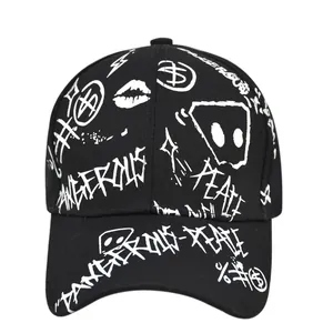 Casquette de baseball noire style graffiti avec imprimés blancs et motifs urbains modernes