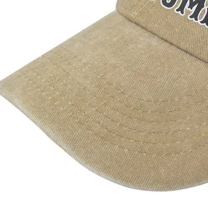 Primer plano de gorra de algodón caqui con costuras reforzadas en la visera
