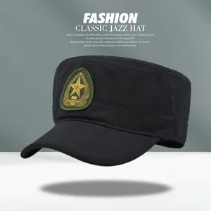 Detail einer schwarzen Military Cadet Cap mit einem bestickten Sternen-Wappen-Patch.
