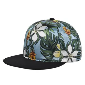 Detail der Snapback-Mütze mit tropischem Blumenmuster und schwarzem flachen Schirm
