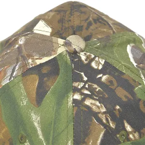 Detail von Dschungel-Camo-Twill und Nähten auf der Oberseite der Baseballkappe