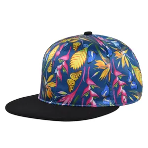 Snapback-Cap mit flachem Schirm und lebhaftem tropischem Regenwald-Blumenmuster auf der Krone
