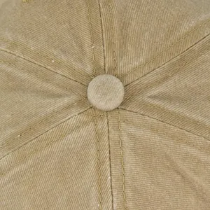 Vista superior de gorra kaki con costuras radiales y textura de tela detallada