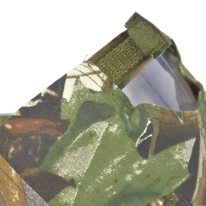 Detail des verstellbaren Klettverschlusses an der bestickten Baseballkappe in Camouflage