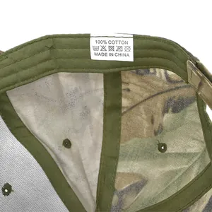 Detailansicht der Innenseite einer Camouflage-Cap mit 100% Baumwolle Waschetikett und Schweißband