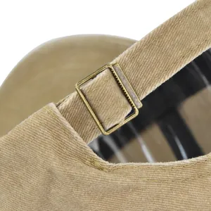 Primer plano de gorra de béisbol de sarga caqui con hebilla de metal ajustable