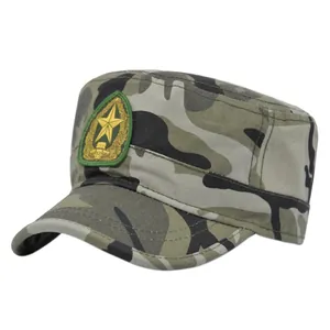 Makroansicht der Camouflage-Militärkappe mit goldener Sternstickerei auf dem Aufnäher