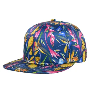 Detailansicht der dunkelblauen Snapback-Kappe mit tropischen Blumen und Schmetterlingsdruck