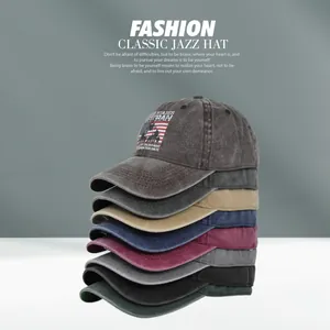 Detaillierter Stapel Vintage-Basecaps aus Baumwolle für Veteranen in acht Farben