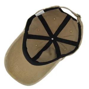 Vista interna de gorra de béisbol de algodón caqui con etiqueta 100% algodón y costuras