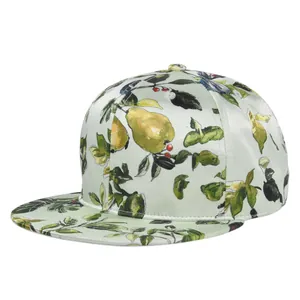 Detailansicht einer Satin-Snapback-Kappe mit Aquarell-Frucht- und Blattmustern