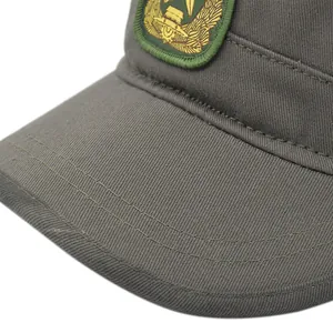 Detailansicht der Militärkappe mit goldenem Sternen-Emblem und verstärktem Schirm