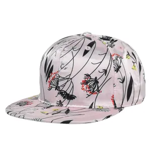 Nahaufnahme der pinkfarbenen Satin-Hip-Hop-Mütze mit Blumenmuster und flachem Schirm