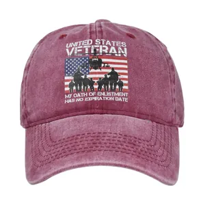 Details von Vintage-Baseballkappe in Burgund mit US-Flaggen-Print und Veteranen-Text