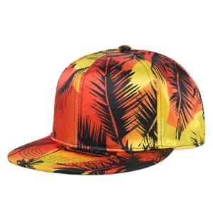 Detail eines tropischen Palmen-Sonnenuntergang-Drucks auf einer Satin-Snapback-Kappe