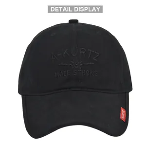 Λεπτομέρεια μαύρου καπέλου A-KURTZ με 3D κέντημα και κόκκινη υφαντή ετικέτα στη μακέτα