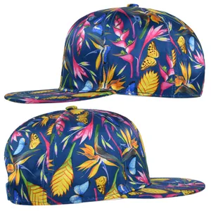 Detail der dunkelblauen Hip-Hop-Kappe mit lebhaftem tropischem Blumen- und Schmetterlingsprint