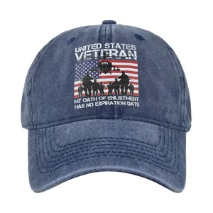 Detailansicht der US-Veteran-Stickerei auf der dunkelblau gewaschenen Denim-Baseballcap
