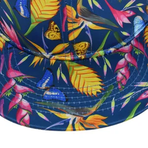 Detailansicht des tropischen Blumendrucks auf der marineblauen Satin-Baseballkappe