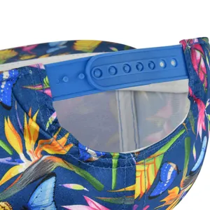 Detail des verstellbaren Snapback-Verschlusses einer blauen Kappe mit Tropenmuster
