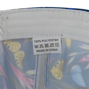 Detail der Innenseite aus 100% Polyester mit bunten Schmetterlingsprint und Pflegeetikett