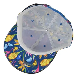 Detail der Snapback-Kappe mit tropischem Print, blauen Schmetterlingen und Blumenmuster
