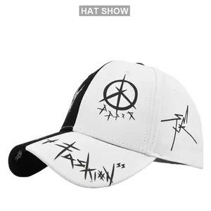 Nahaufnahme der Street-Fashion-Baseballkappe mit schwarzen Graffiti und Stickereien