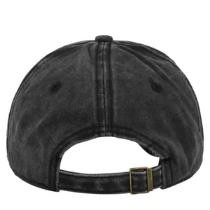 Detailansicht der gewaschenen schwarzen Denim-Baseballkappe mit verstellbarem Metallverschluss