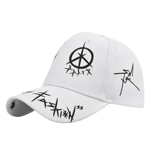 Detail einer weißen Baseballkappe mit schwarzem Graffiti-Aufdruck und Fashion-Schriftzug