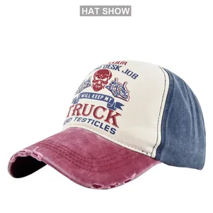 Detalle de visera desgastada y bordado de calavera vintage en gorra trucker