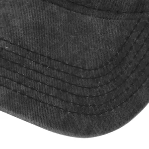 Nahaufnahme der gewaschenen Baumwollkrempe mit verstärkten Nähten auf der Baseballkappe