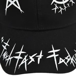Detailaufnahme der schwarzen Baseballkappe mit weißem Graffiti-Stick und Twill-Struktur