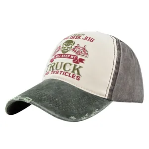 Detalle de gorra trucker vintage desgastada con bordado de calavera y malla