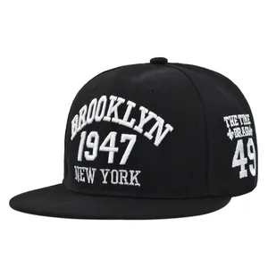 Κοντινή λήψη 3D κεντήματος Brooklyn 1947 σε μαύρο καπέλο μπέιζμπολ με ίσιο γείσο