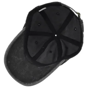 Detailansicht der Baumwoll-Innennähte und des Waschetiketts der Mesh-Baseballkappe
