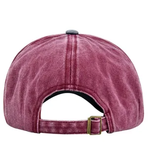 Vista posterior de la gorra de béisbol vintage burdeos con hebilla metálica de bronce