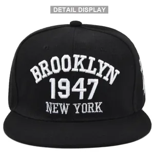 Λεπτομερής όψη του λευκού 3D κεντήματος Brooklyn 1947 σε μαύρο καπέλο snapback