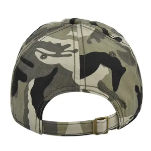 Rückansicht der Camouflage-Baseballkappe mit verstellbarer Messingschnalle und Stoffband