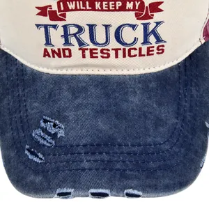 Detalle de visera denim desgastada y eslogan bordado en gorra de béisbol de malla vintage