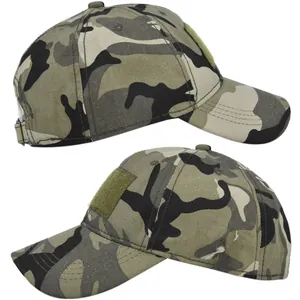 Detail der taktischen Camouflage-Baseballkappe mit Klettfläche und verstellbarer Metallschnalle