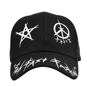 Klassische schwarze Baseballkappe mit weißem Graffiti-Aufdruck und bestickten Sternmustern