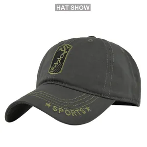 Détail de la broderie SPORTS verte et des étoiles sur la casquette gris foncé