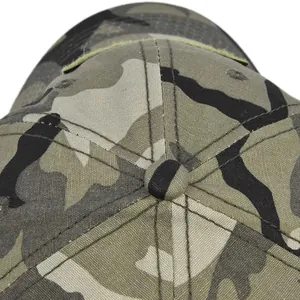 Makroaufnahme der Dschungel-Camouflage-Kappe mit Klettverschluss und Doppelnaht